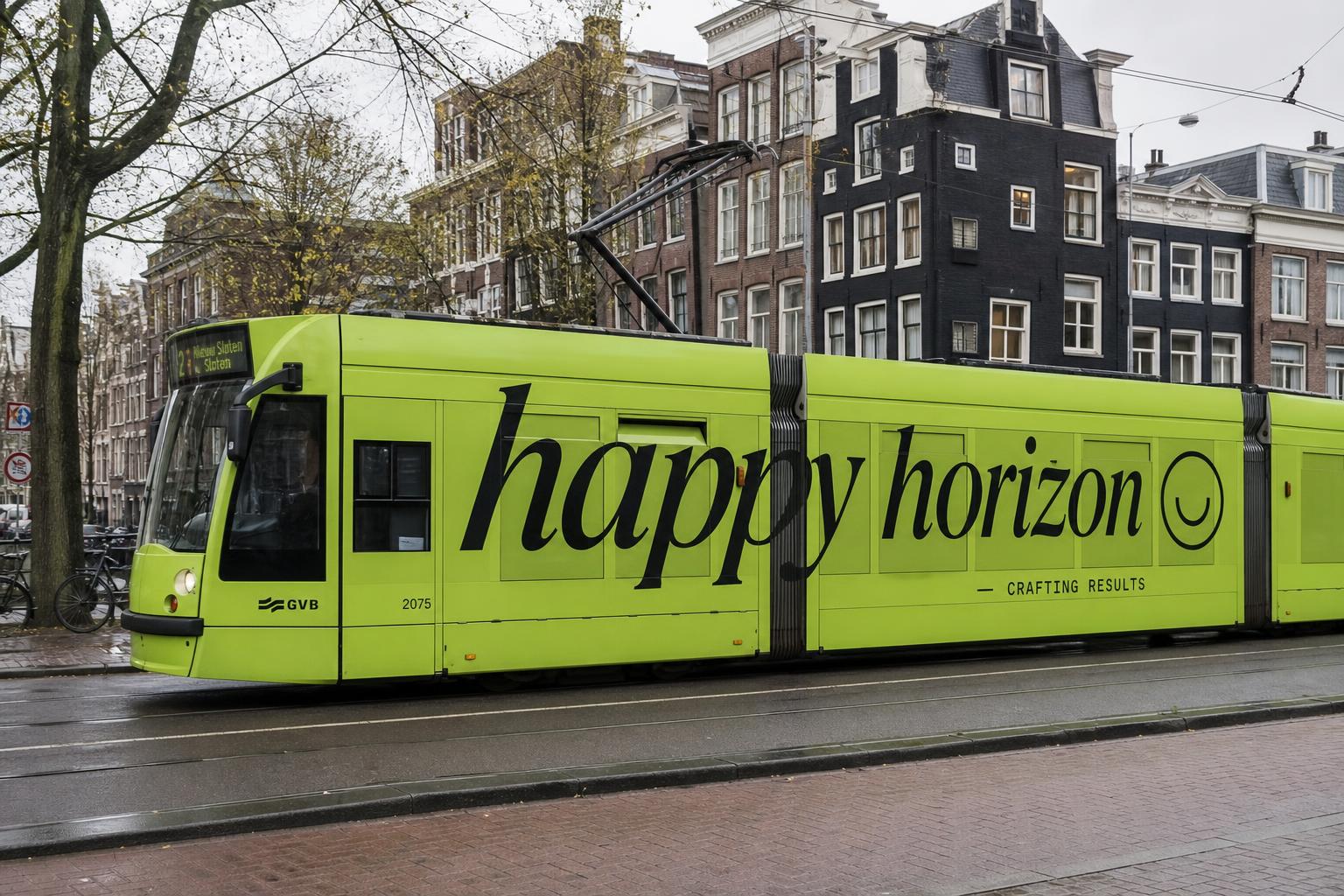 Lime tram-wrap met de happy horizon wordmark en kleine crafting results payoff